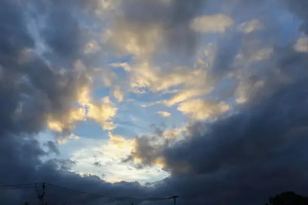 Ciel bleu avec un beau nuage — Photo