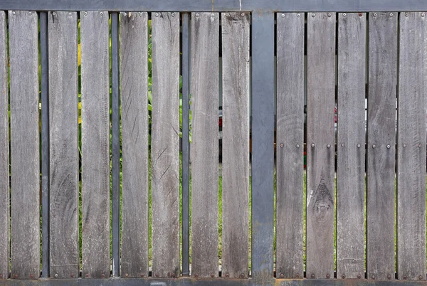Çelik yapı ile eski ahşap çit — Stok fotoğraf