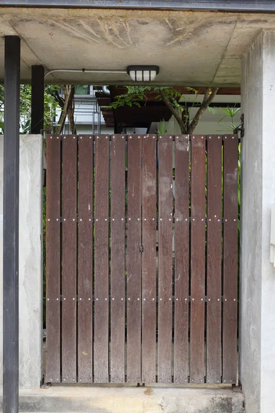 Wood brown door front gate — Stock Photo, Image