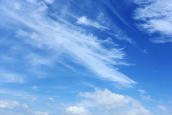 Blå himmel med vit moln bakgrund — Stockfoto