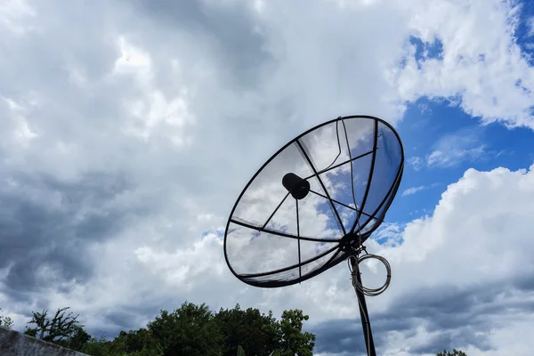 Uydu anteni ve Tv antenleri iletişim teknoloji ağı — Stok fotoğraf