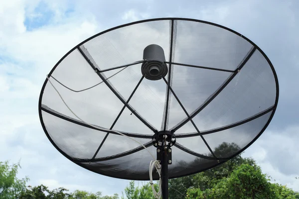Satellietschotel en Tv antennes communicatienetwerk technologie — Stockfoto