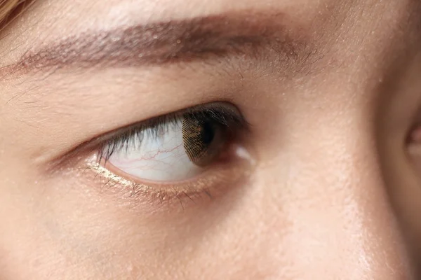 Human eye used fashion contact lens — Stock Photo, Image