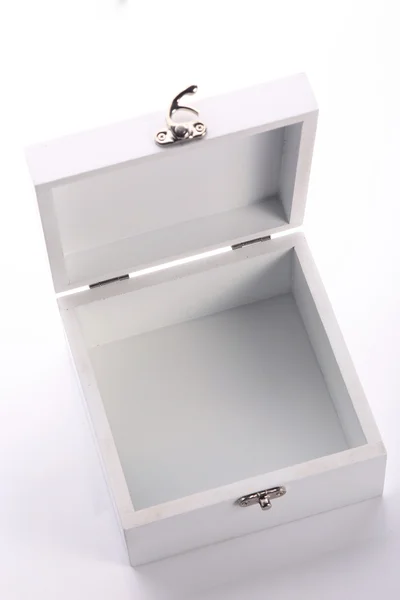 Коробка из белого дерева, открытая упаковкой продукта — стоковое фото
