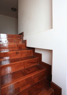 parke zemin ile ahşap merdiven