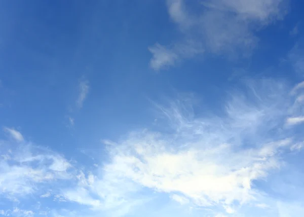 Modrá obloha s bílým mrakem pozadí — Stock fotografie