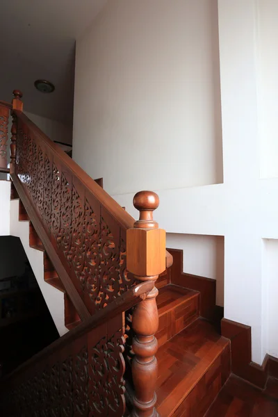 Escalera de madera con suelo de parquet — Foto de Stock