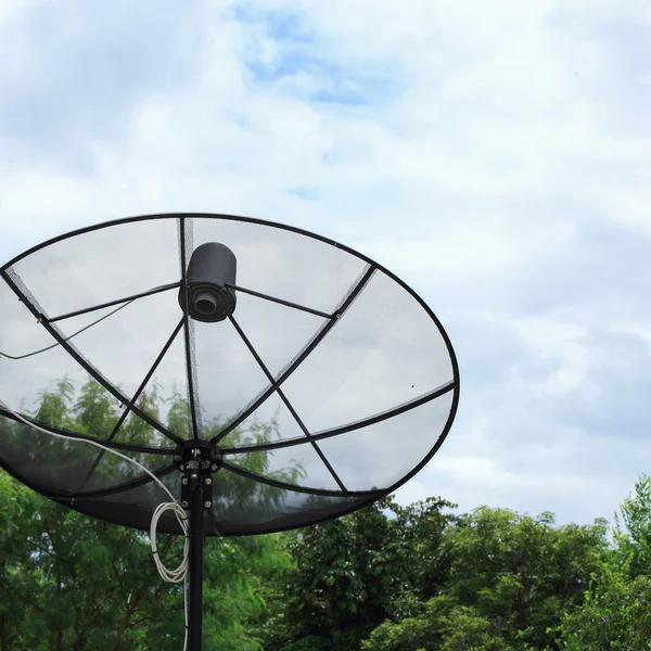 Satellietschotel en Tv antennes communicatienetwerk technologie — Stockfoto