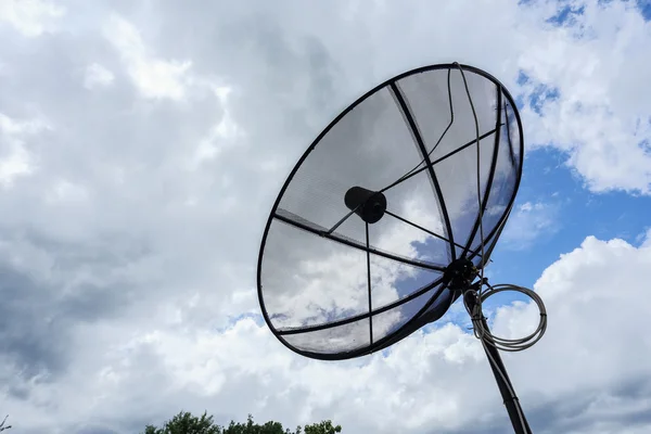Antennes paraboliques et TV réseau de technologie de communication — Photo