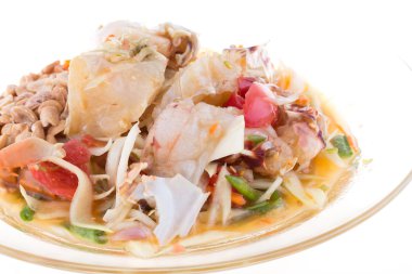 beyaz zemin üzerine Yengeç papaya salatası