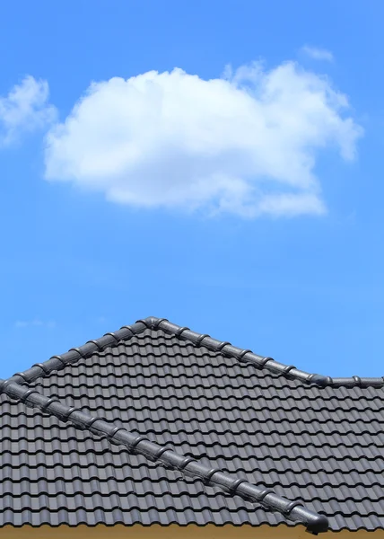 Techo de baldosas en una nueva casa con cielo azul — Foto de Stock