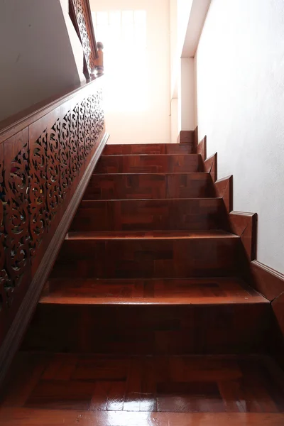 Escalera de madera con suelo de parquet —  Fotos de Stock