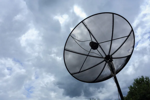 Satelitní anténu a televizní antény komunikační technologie sítě — Stock fotografie