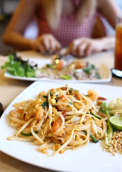 Pad thai, keverjük össze a hagyományos thai étel Thaiföld — Stock Fotó