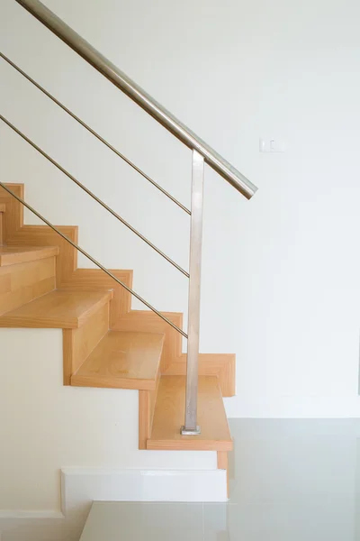 Интерьер деревянной лестницы в современном доме — стоковое фото