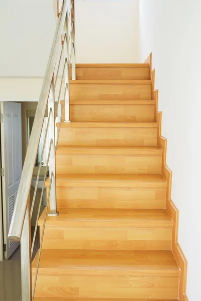 Интерьер деревянной лестницы в современном доме — стоковое фото