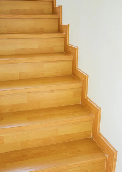 Escalier intérieur en bois dans la maison moderne — Photo