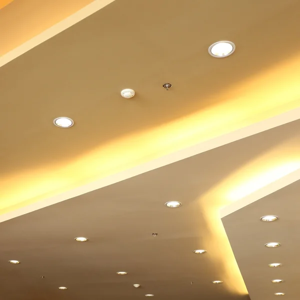 Interior cahaya pada desain modern langit-langit dengan sprinkler api s Stok Gambar Bebas Royalti