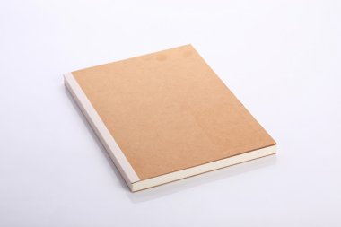 beyaz arkaplan üzerine kahverengi kitap