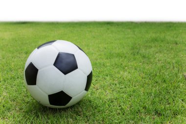 Yeşil çimlerde futbol topu
