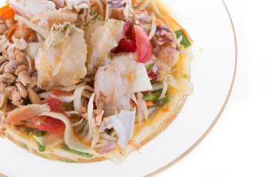 beyaz zemin üzerine Yengeç papaya salatası