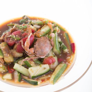 beyaz zemin üzerine salatalık papaya salatası