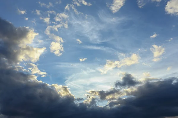 Blauer Himmel mit schönen Wolken — Stockfoto