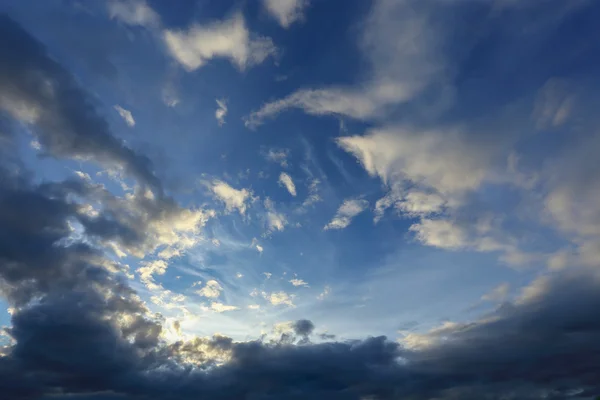 Blauer Himmel mit schönen Wolken — Stockfoto