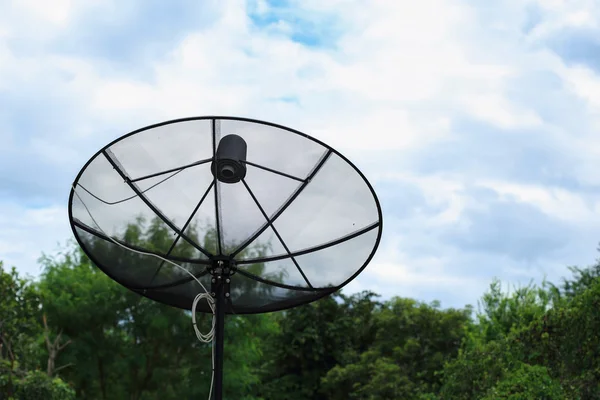 Satellietschotel en Tv antennes communicatienetwerk technologie — Stockfoto