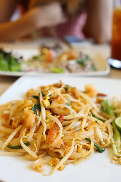 Pad thai, sekoita thaimaa perinteinen thai ruokaa — kuvapankkivalokuva
