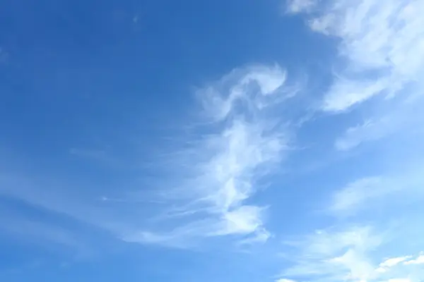 Céu azul com fundo de nuvem branca — Fotografia de Stock