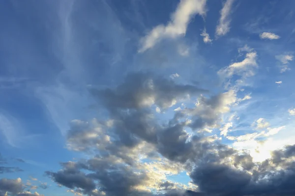 Blå himmel med vackra moln — Stockfoto