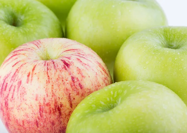 Nahaufnahme von Apfelfrüchten mit Wassertropfen — Stockfoto