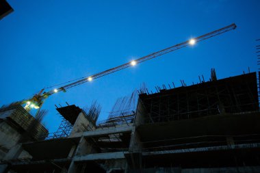 Şantiye crane karanlıkta çalışma ile