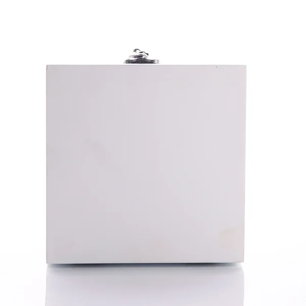 Boîte en bois blanc près de l'emballage du produit — Photo