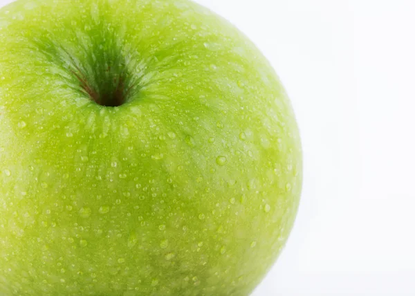Fruta de maçã com gotas de água isoladas no fundo branco — Fotografia de Stock