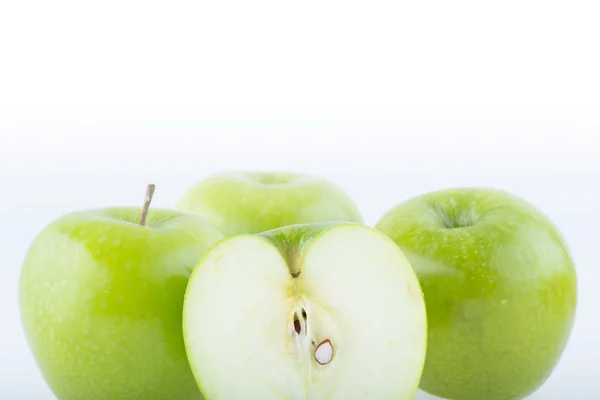 Frische Apfelfrüchte isoliert auf weißem Hintergrund — Stockfoto