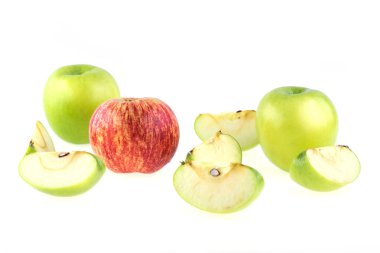 Beyaz arkaplanda izole edilmiş taze elma meyvesi