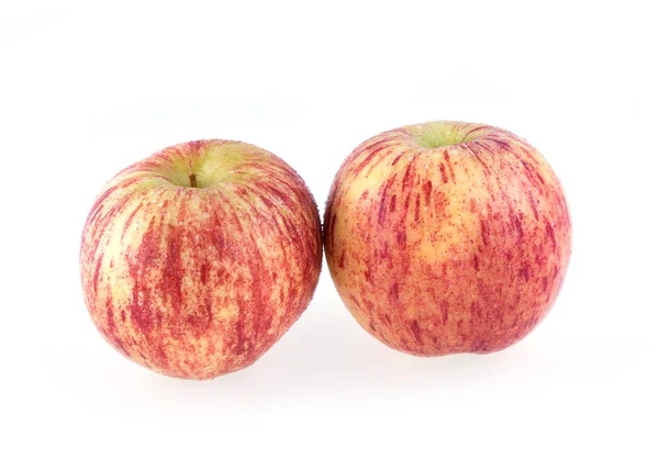 Fruta de manzana con gotas de agua aisladas sobre fondo blanco — Foto de Stock