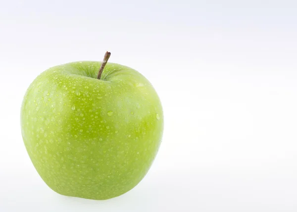 Apfelfrucht mit Wassertropfen isoliert auf weißem Hintergrund — Stockfoto