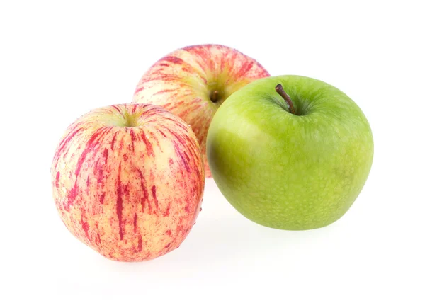 Fruta de manzana con gotas de agua aisladas sobre fondo blanco —  Fotos de Stock