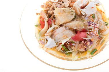 beyaz zemin üzerine Yengeç papaya salatası