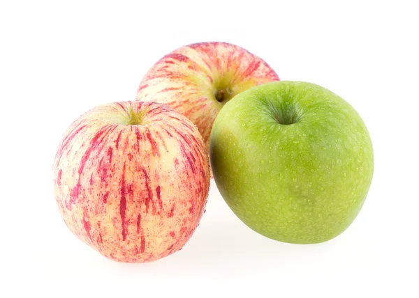 Fruta de manzana con gotas de agua aisladas sobre fondo blanco —  Fotos de Stock