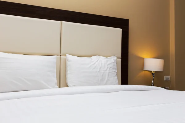 ベッドとランプの装飾付きのベッドルーム — ストック写真