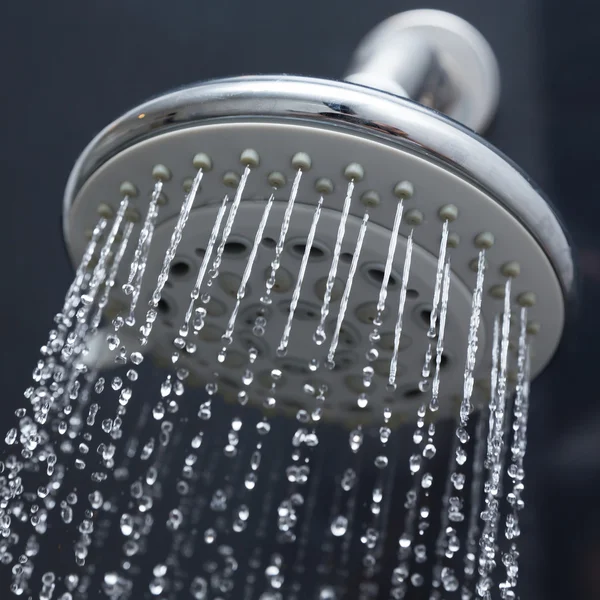 Pommeau de douche dans la salle de bain avec gouttes d'eau — Photo