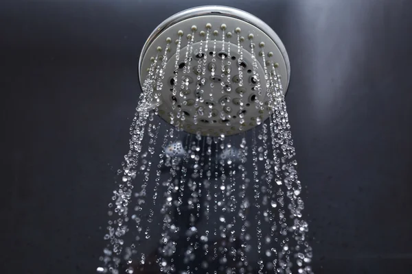Sprcha s kapkami vody tekoucími — Stock fotografie