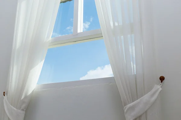 Weißer Vorhang am Fenster mit blauem Himmel — Stockfoto