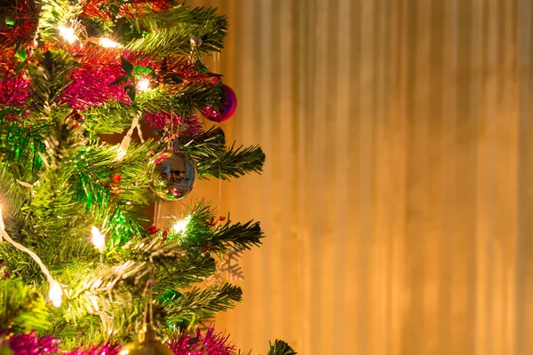 Decoração de árvore de natal com bola e luzes — Fotografia de Stock