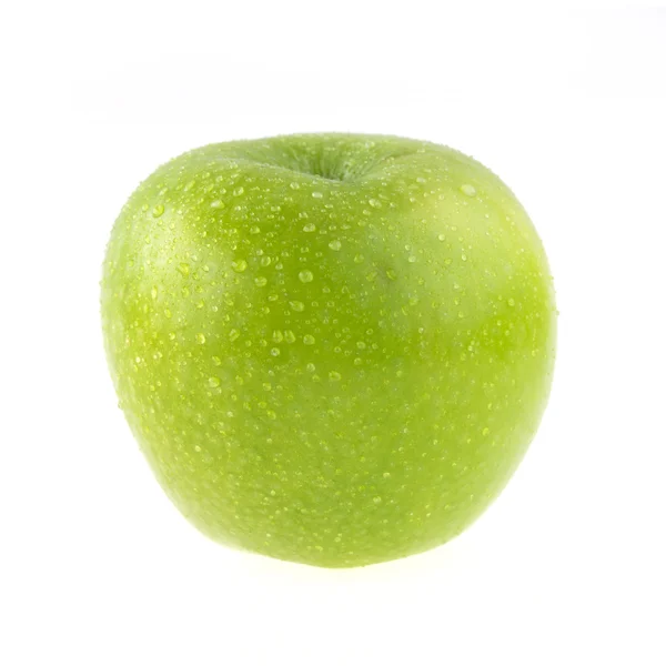 Fruits de pomme avec gouttes d'eau isolé sur fond blanc — Photo