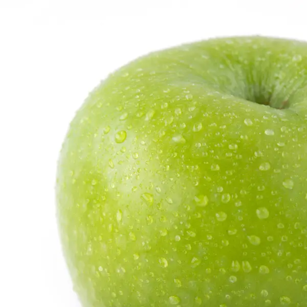 Apfelfrucht mit Wassertropfen isoliert auf weißem Hintergrund — Stockfoto